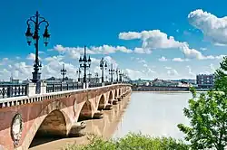 Vue du pont de pierre et de la Garonne.
