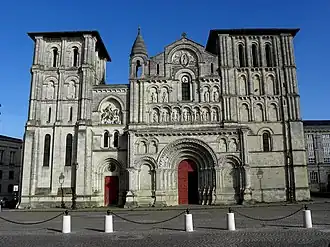 Façade actuelle de l'église, avec les aménagements réalisés par Paul Abadie.