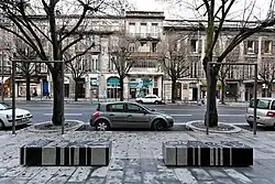Mithra, les Carmes, Cautopatès (2006-2007). Bordeaux, cours Victor-Hugo. Mobilier urbain par Danielle Justes. Deux lithostrates de granit en enfilade comme des sarcophages.