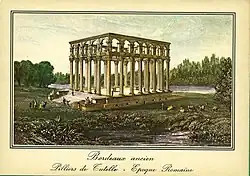 Les piliers de Tutelle. On voit un bâtiment en pierre soutenu par de nombreux piliers, et entouré par une végétation abondante.