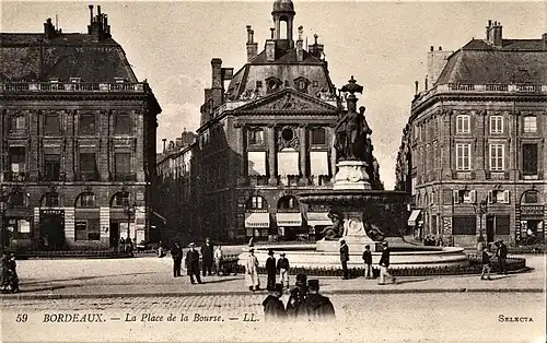La place au début et la fontaine des Trois Grâces du XXe&nbsp;siècle.