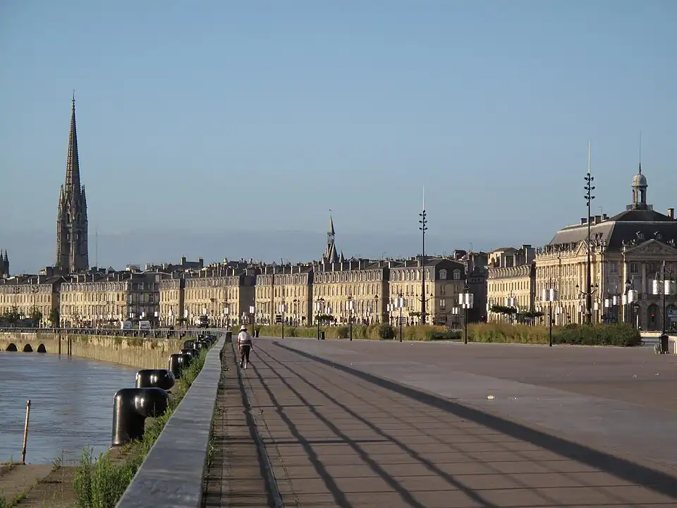Quais de Bordeaux et basilique Saint-Michel.