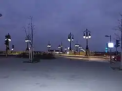 Entrée du pont de pierre place de Stalingrad quai de Queyries.