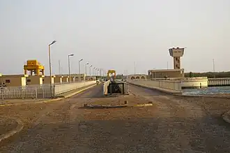 Digue frontalière du barrage de Diama sur le fleuve Sénégal (côté mauritanien).