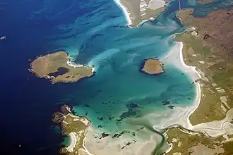 Vue aérienne de Lingay encadrée par Boreray à gauche,  Berneray en haut et North Uist à droite et en bas.