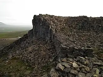 Vue de la partie sud de Borgarvirki et son entrée située à l'est.