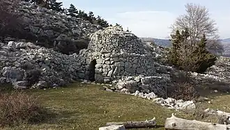Borie, cabane en pierres sèches servant à abriter les bergers depuis le XIXe&nbsp;siècle. Sur le GR4 entre Grasse et Caussols