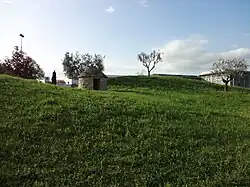Sur le rond-point débutant l’avenue à l’entrée est de la ville : une borie.
