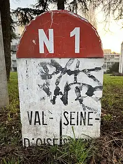 Borne de la route nationale 1 à la limite de Sarcelles (avenue de la Division Leclerc) et de Pierrefitte-sur-Seine, (boulevard Jean Mermoz).