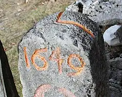 Ici, la frontière fait un angle droit.