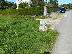 Borne no&nbsp;141 entre Jussy et Saint-Cergues, marquée d'un S pour Savoie.