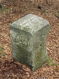 Borne marquant l'ancienne frontière entre la France et l'Allemagne pendant l'occupation allemande de l'Alsace-Lorraine (1871-1918).