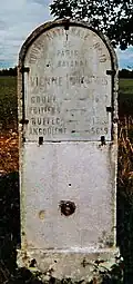 Borne du XIXe&nbsp;siècle d'1,92 m indiquant les distances.