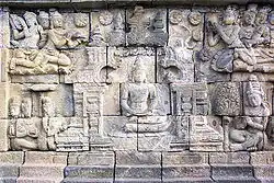 Bas-relief sur un garde-corps.