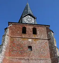 Dessins en briques vernissées : lignes entre croisées formant des carrés et, au-dessous, cinq cœurs.