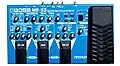 Le Boss ME-50, un multi-effet pour guitare électrique avec une pédale d'expression intégrée (à droite)