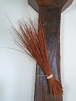 Botte d'osier brut couleur rouille.