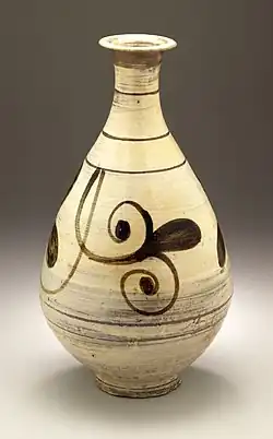 Bouteille au décor de tiges feuillues. buncheong de Kyeryong peint au brun de fer sur barbotine au pinceau. XVe -début XVIe&nbsp;siècle. H 33 cm. Musée d'art du comté de Los Angeles