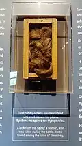 Boucle de cheveux d'une femme victime de l'attaque du monastère, retrouvée dans ses ruines et maintenant exposée en témoignage.