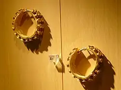 Boucles d'oreilles en or de la tombe à char de la Butte à Sainte-Colombe-sur-Seine (fouille de 1863 / Hallstatt final / diamètre env. 3 cm / musée d'archéologie nationale français - Inv no&nbsp;18 267.1-2).