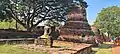 Un des wihan secondaires avec son Bouddha au fond et Chedi  en arrière-plan.