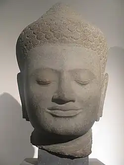 Tête de Buddha. Preah Palilay. Angkor Thom. Art post-Bayon, 2e moitié du XIIIe – XIVe&nbsp;siècle. Grès, H. 54 cm. Musée Guimet