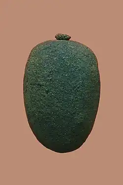 Objet métallique de forme ovoïde.