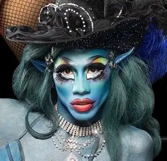 Maxi Glamour&nbsp;(en) pour la promotion de la saison 3 de The Boulet Brothers' Dragula&nbsp;(en)