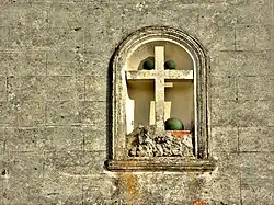 Boulets de canon sur une croix , sur une façade de maison
