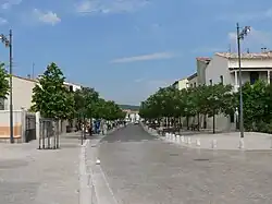 Le boulevard central de Vic-la-Gardiole.