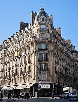 Immeuble au croisement avec le boulevard Haussmann.