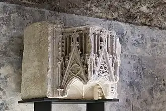 Dais flamboyant, fragment de l'ancienne cathédrale.