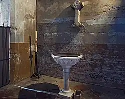 Les fonts baptismaux.