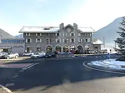 Parking et ancienne entrée de la gare.