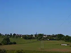 Bourg de Couesmes, vu de la vallée du ruisseau de Beslay, au lieu-dit Fontenay.