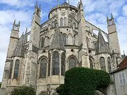 Chevet de la cathédrale où on peut voir la finesse des arcs-boutants.