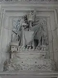 Des traces de la polychromie d'origine sont encore visibles sur ce haut-relief.