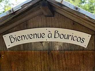 Panneau de bienvenue actuel, où Bouricos est écrit avec un seul « r ».