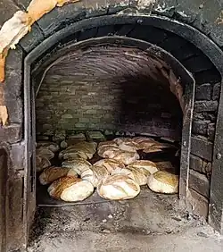 Fournée de pains cuits sur place.