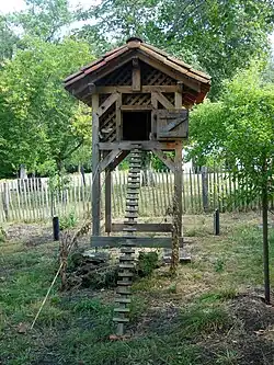 Poulailler landais perché, ainsi conçu pour tenir les poules hors d'atteinte des renards.