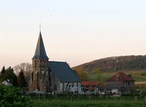 L'église entourée du cimetière.