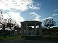 Un kiosque au milieu de l'espace vert devant la mairie.