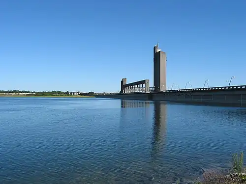 Le lac et le barrage de la Plate-taille.