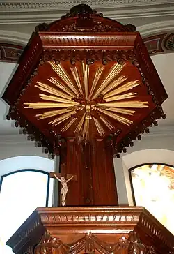 Le dais de la chaire.