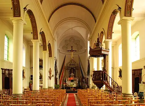 L'intérieur de plan basilical.