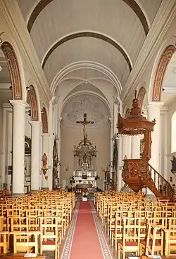 La nef vers le chœur.