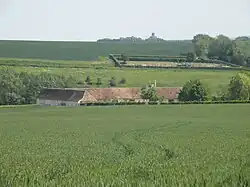 Une ferme et le cimetière