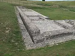 Boutiques ou réserves latérales ouest