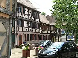 vue sur la maison du n°25 (centre) et du n°26 au (fond).