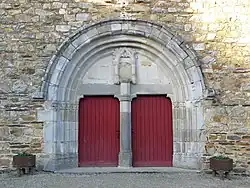 Le portail sud de l'église.